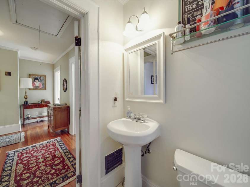 907 Edgewood Circle, Gastonia, NC 28052.  MLS# CAR4373699, YatesRealty ID 14571. Full Hall Bath