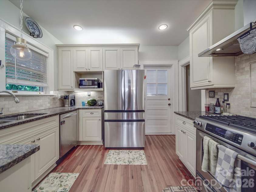 907 Edgewood Circle, Gastonia, NC 28052.  MLS# CAR4373699, YatesRealty ID 14571. Kitchen