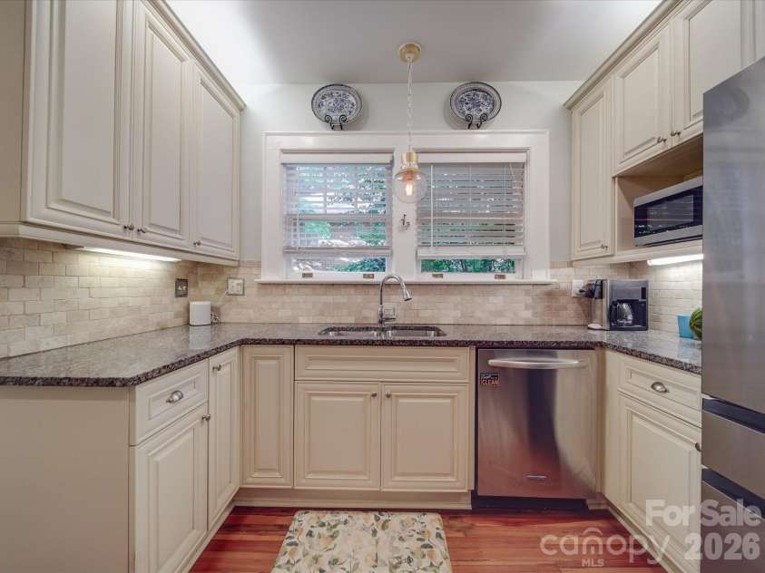 907 Edgewood Circle, Gastonia, NC 28052.  MLS# CAR4373699, YatesRealty ID 14571. Kitchen