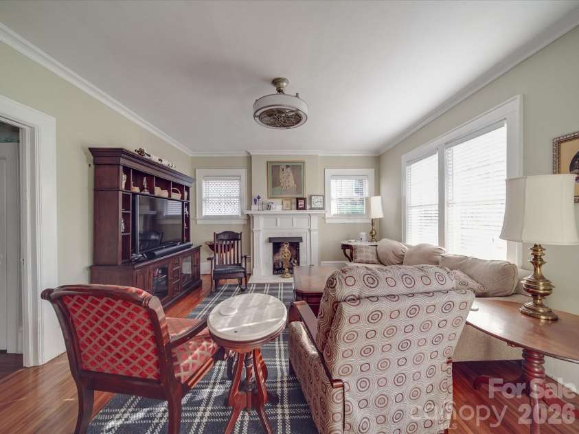 907 Edgewood Circle, Gastonia, NC 28052.  MLS# CAR4373699, YatesRealty ID 14571. Living Room