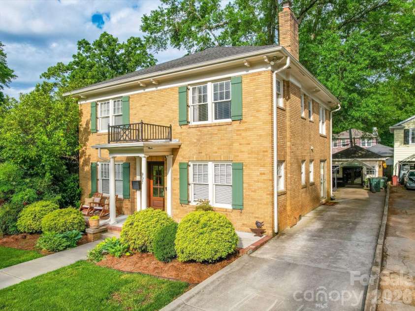 907 Edgewood Circle, Gastonia, NC 28052.  MLS# CAR4373699, YatesRealty ID 14571. Long Concrete Driveway