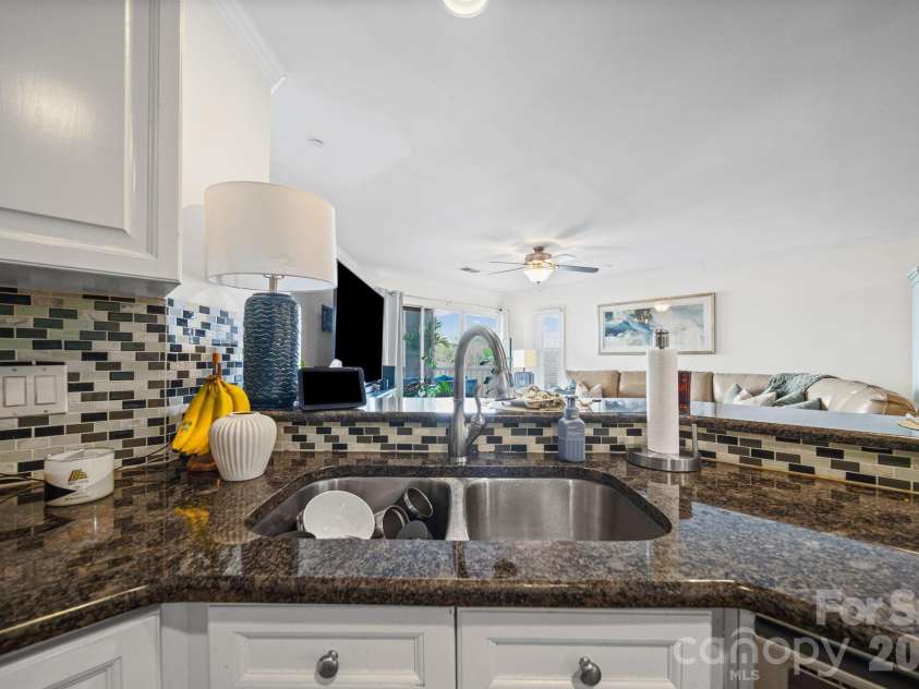 18637 Vineyard Point Lane, Cornelius, NC 28031.  MLS# CAR4373839, YatesRealty ID 14575. 