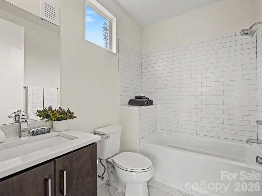 139 Bruns Avenue, Charlotte, NC 28208.  MLS# CAR4350486, YatesRealty ID 14577. En suite Bath