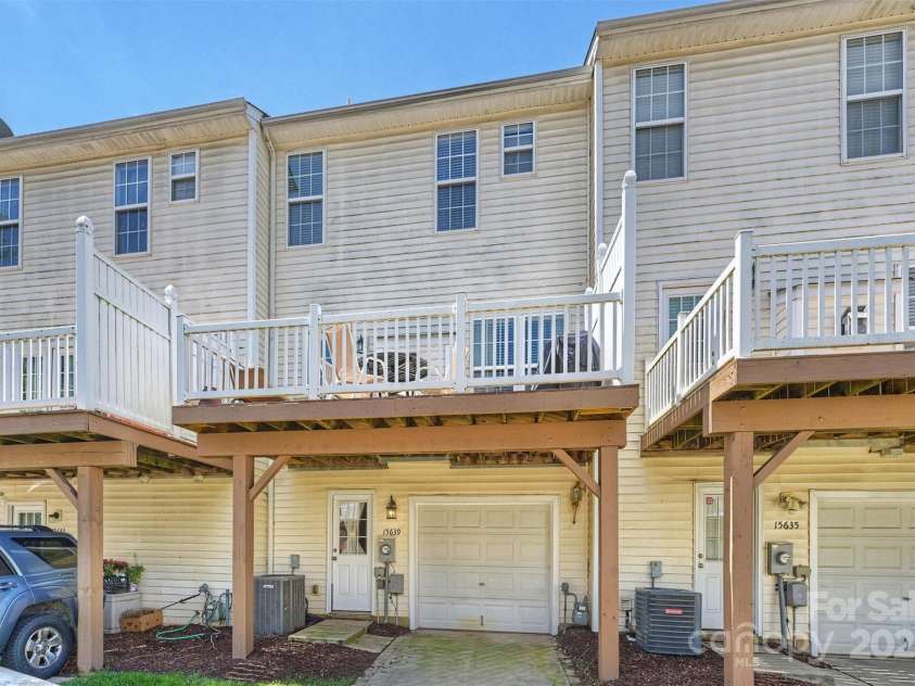 15639 Sir Charles Place, Charlotte, NC 28277.  MLS# CAR4258629, YatesRealty ID 14577. 