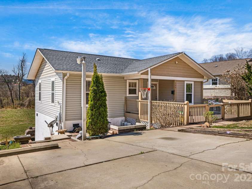 100 Warren Haynes Drive, Asheville, NC 28806.  MLS# CAR4240045, YatesRealty ID 14578. 