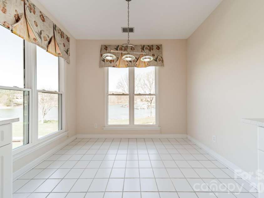 7822 Village Harbor Drive, Cornelius, NC 28031.  MLS# CAR4351828, YatesRealty ID 14578. Kitchen dining area