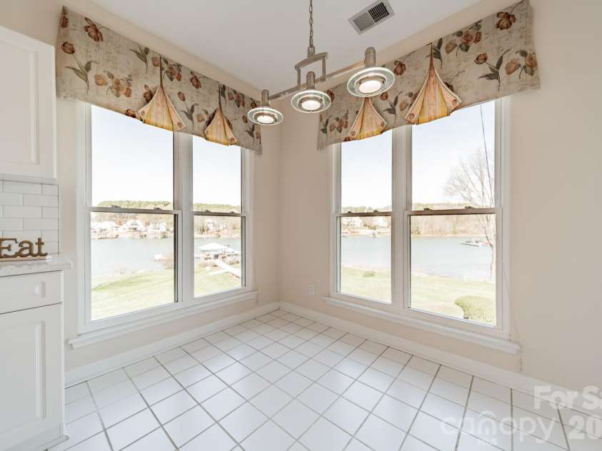 7822 Village Harbor Drive, Cornelius, NC 28031.  MLS# CAR4351828, YatesRealty ID 14578. Kitchen dining area
