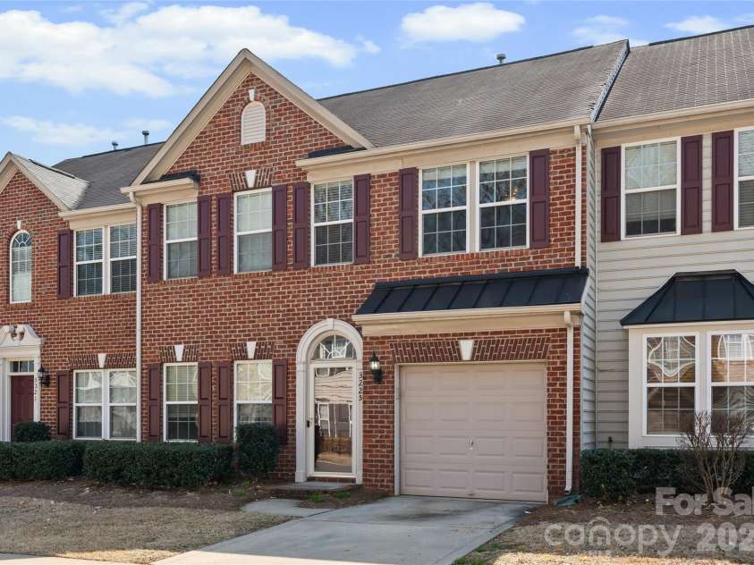 3225 Park South Station Boulevard, Charlotte, NC 28210.  MLS# CAR4355243, YatesRealty ID 14579. 
