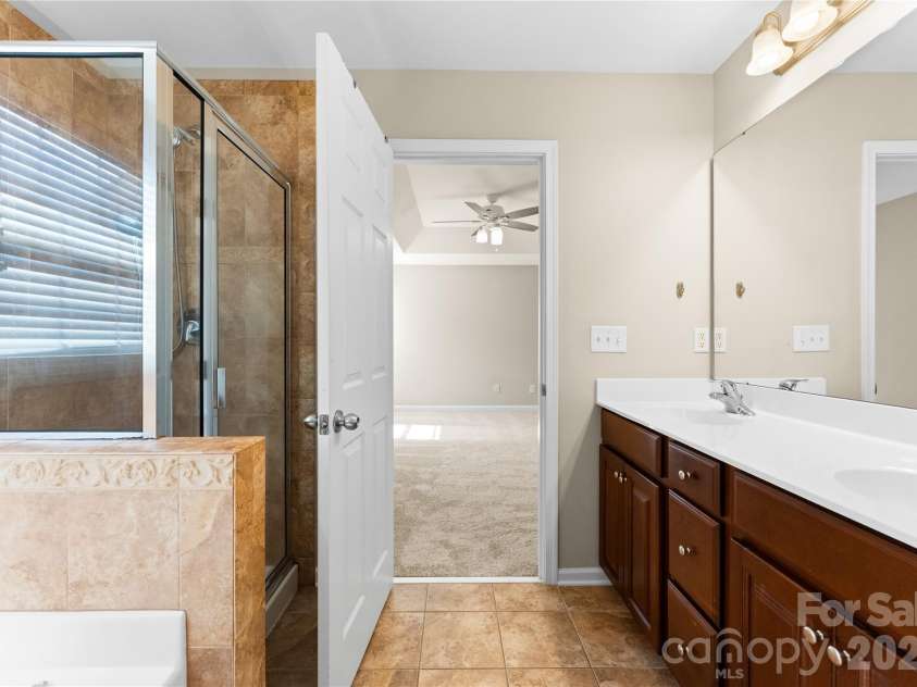3225 Park South Station Boulevard, Charlotte, NC 28210.  MLS# CAR4355243, YatesRealty ID 14579. 