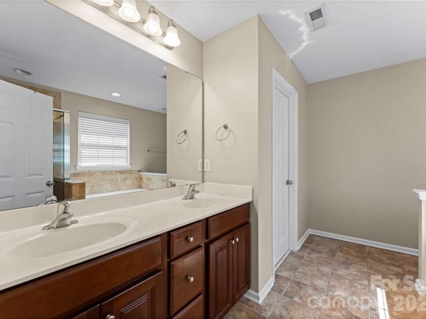 3225 Park South Station Boulevard, Charlotte, NC 28210.  MLS# CAR4355243, YatesRealty ID 14579. 