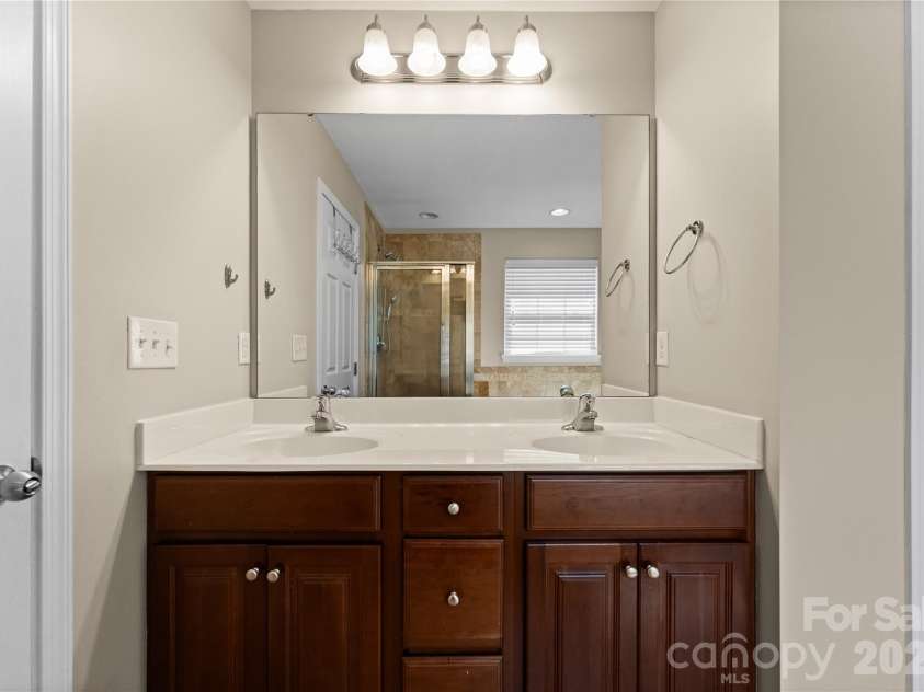 3225 Park South Station Boulevard, Charlotte, NC 28210.  MLS# CAR4355243, YatesRealty ID 14579. 