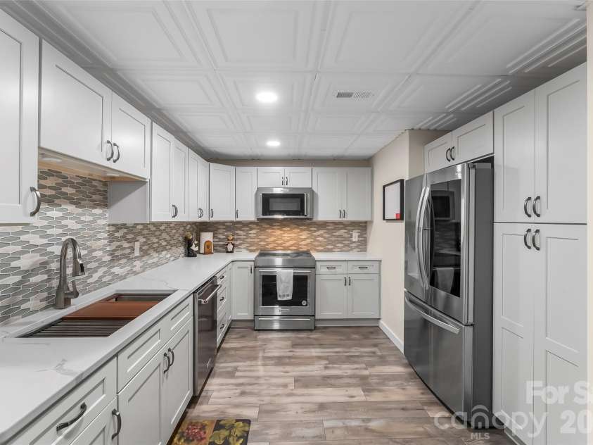 4639 Harbor View Terrace, Morganton, NC 28655.  MLS# CAR4367035, YatesRealty ID 14580. Basement kitchen