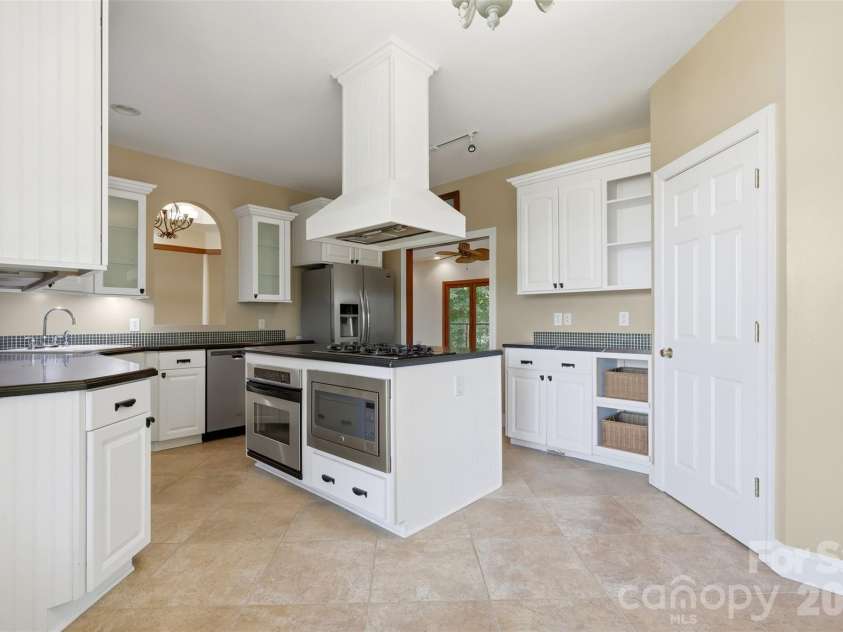 4639 Harbor View Terrace, Morganton, NC 28655.  MLS# CAR4367035, YatesRealty ID 14580. Main level kitchen