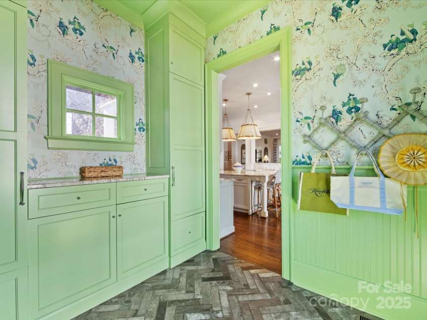 2109 Wellesley Avenue, Charlotte, NC 28207.  MLS# CAR4221210, YatesRealty ID 14582. 