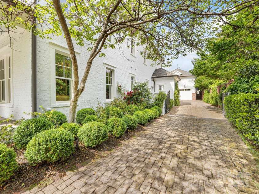 2109 Wellesley Avenue, Charlotte, NC 28207.  MLS# CAR4221210, YatesRealty ID 14582. 