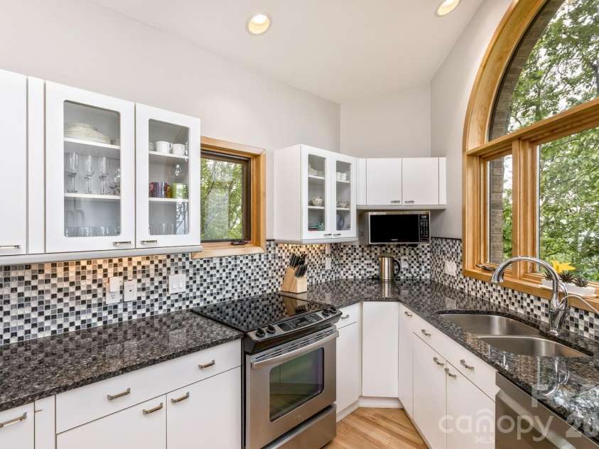 212 Chestnut Forest Road, Fairview, NC 28730.  MLS# CAR4372045, YatesRealty ID 14587. 