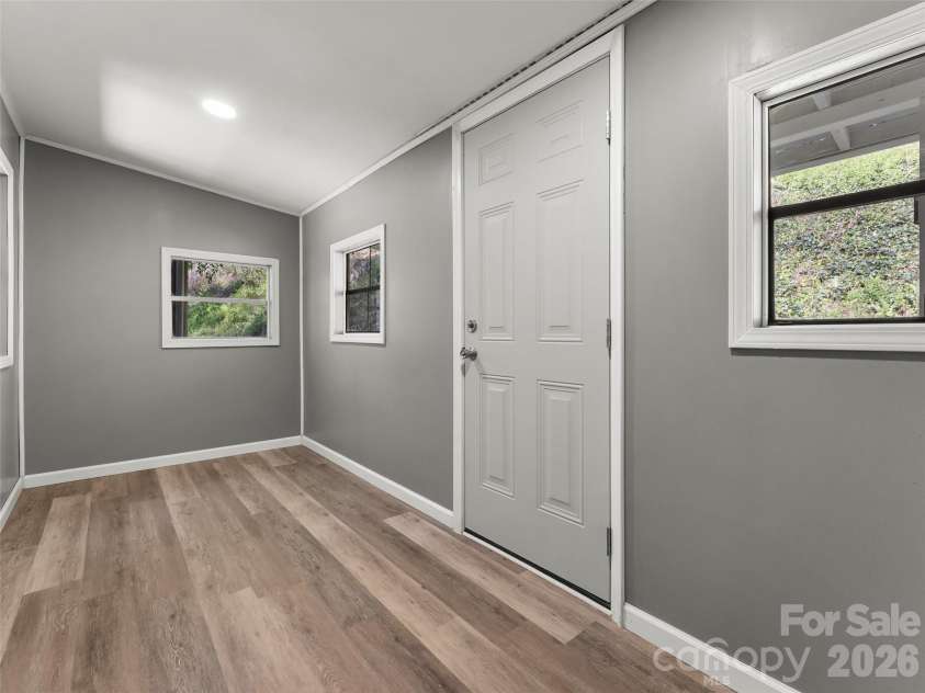 40 Morning Dove Lane, Flat Rock, NC 28731.  MLS# CAR4365112, YatesRealty ID 14589. Flex Space