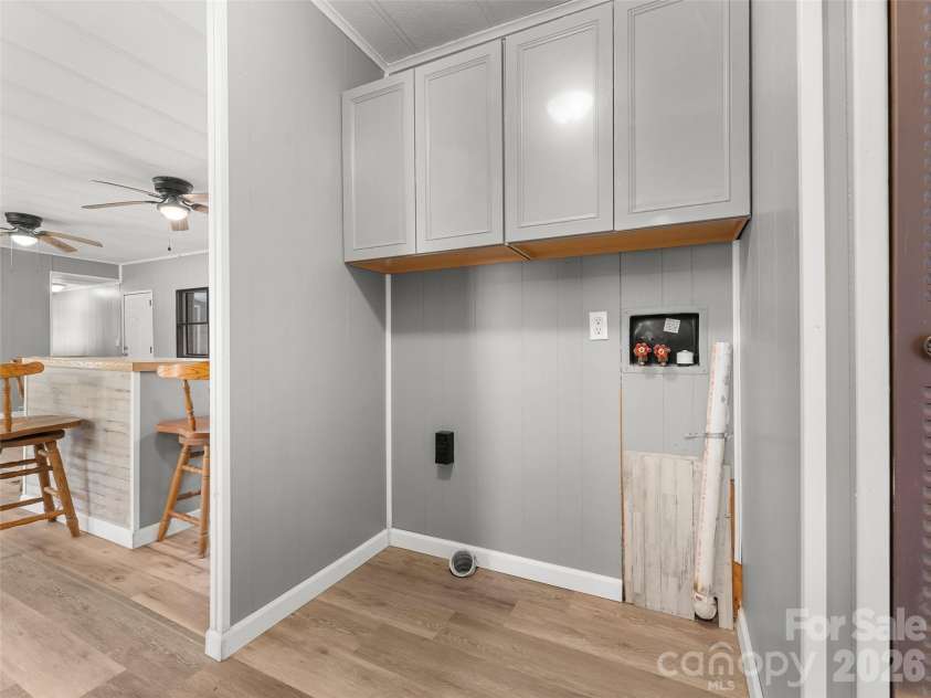 40 Morning Dove Lane, Flat Rock, NC 28731.  MLS# CAR4365112, YatesRealty ID 14589. Hall Laundry
