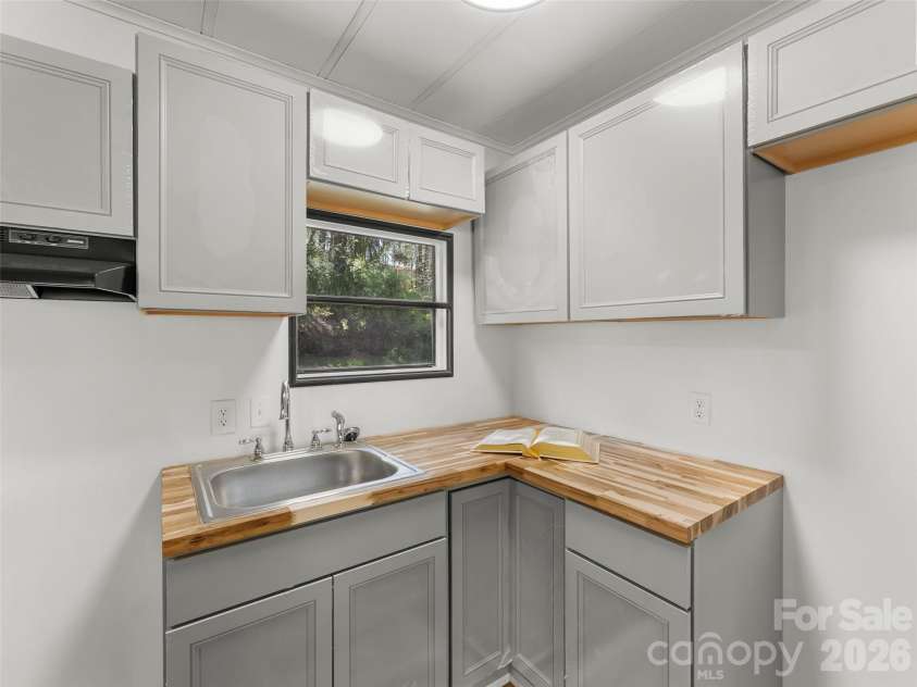 40 Morning Dove Lane, Flat Rock, NC 28731.  MLS# CAR4365112, YatesRealty ID 14589. Kitchen