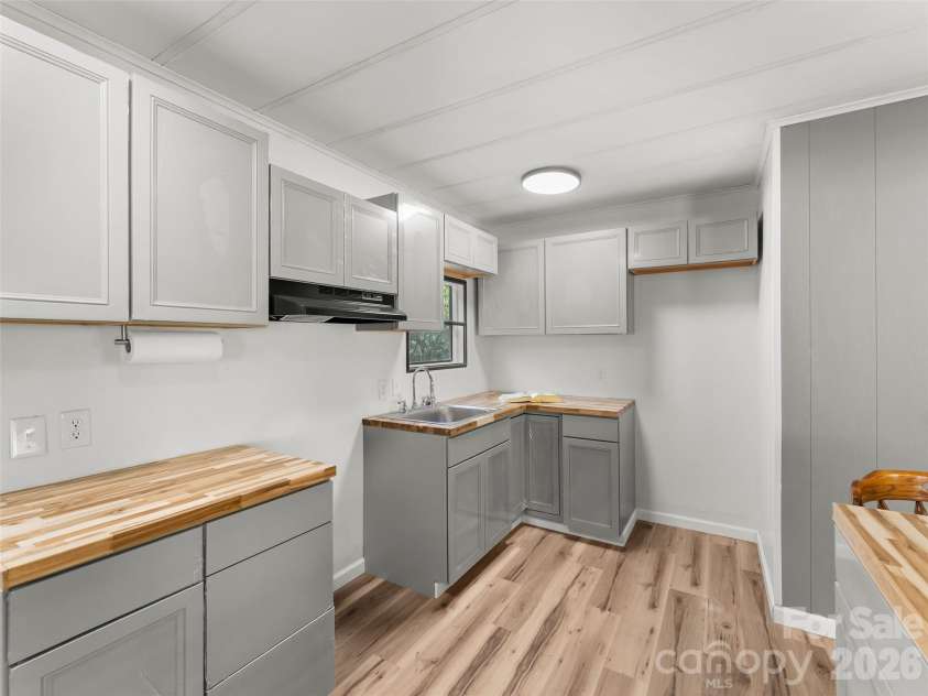 40 Morning Dove Lane, Flat Rock, NC 28731.  MLS# CAR4365112, YatesRealty ID 14589. Kitchen