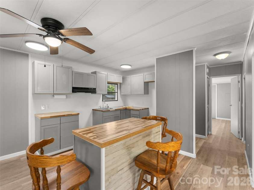 40 Morning Dove Lane, Flat Rock, NC 28731.  MLS# CAR4365112, YatesRealty ID 14589. Kitchen