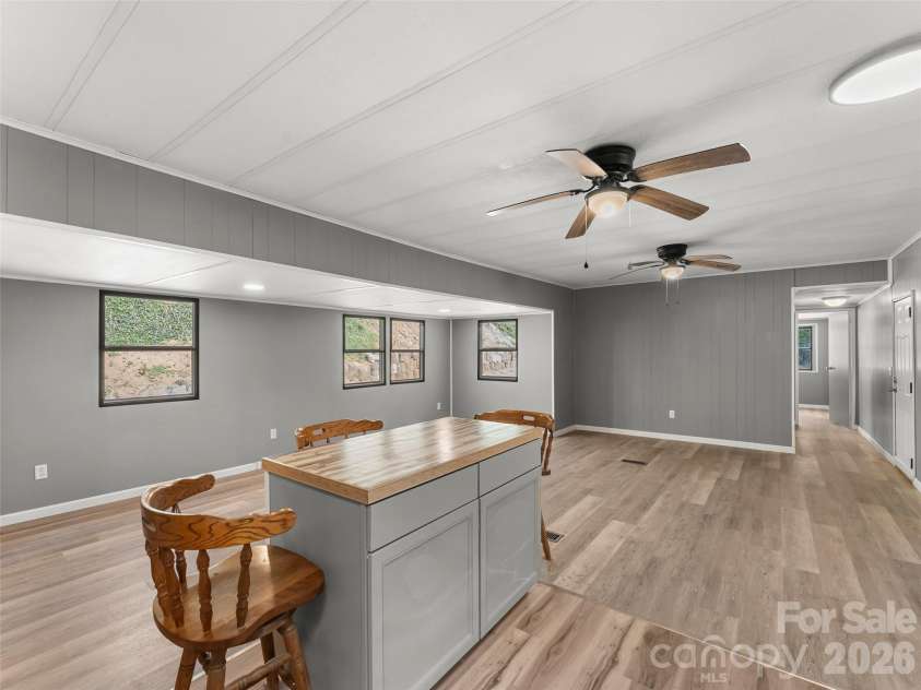 40 Morning Dove Lane, Flat Rock, NC 28731.  MLS# CAR4365112, YatesRealty ID 14589. Kitchen Island