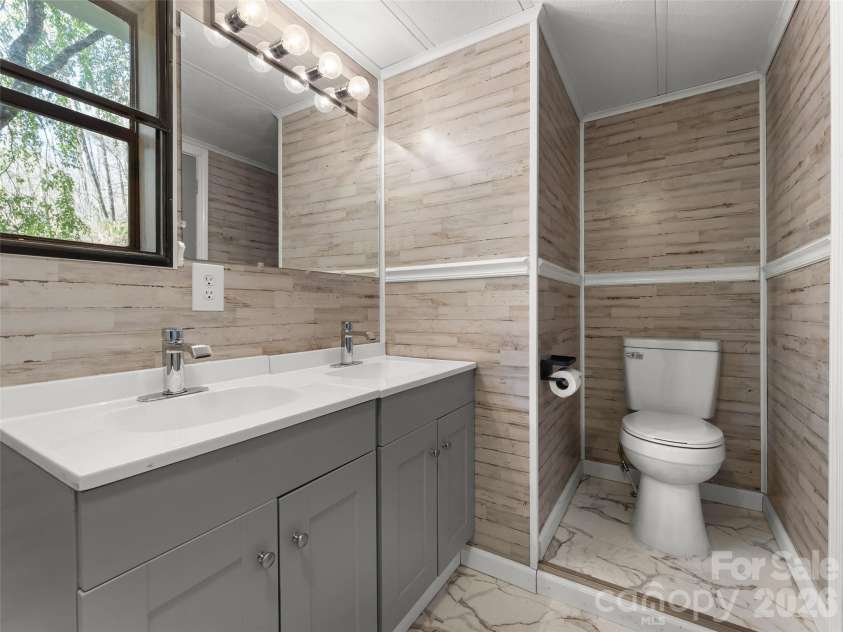 40 Morning Dove Lane, Flat Rock, NC 28731.  MLS# CAR4365112, YatesRealty ID 14589. Primary Bathroom