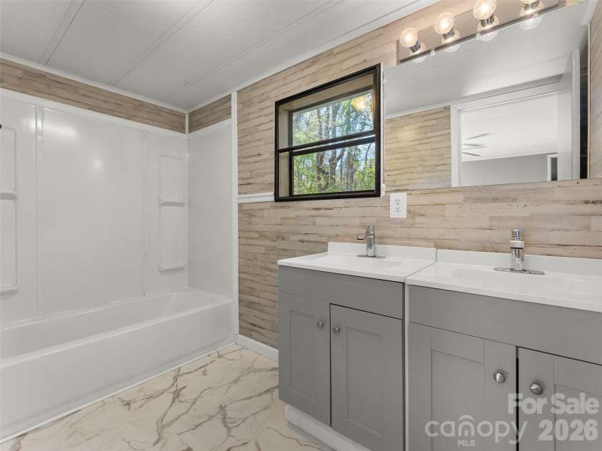 40 Morning Dove Lane, Flat Rock, NC 28731.  MLS# CAR4365112, YatesRealty ID 14589. Primary Bathroom
