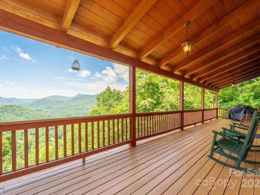 561 Signal Ridge, Sylva, NC 28779.  MLS# CAR4325911, YatesRealty ID 1459. 