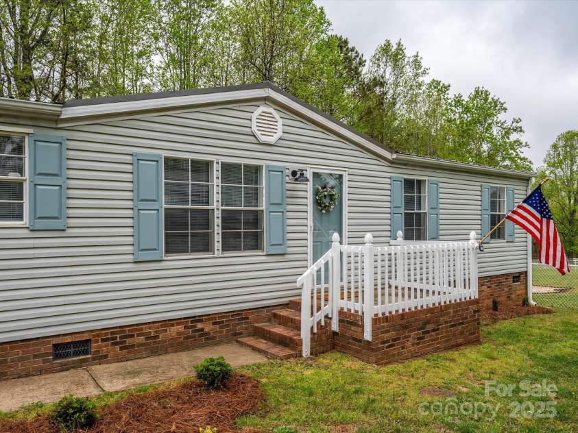 105 Mountain Brook Drive, Bessemer City, NC 28016.  MLS# CAR4237868, YatesRealty ID 14590. Welcome Home!
