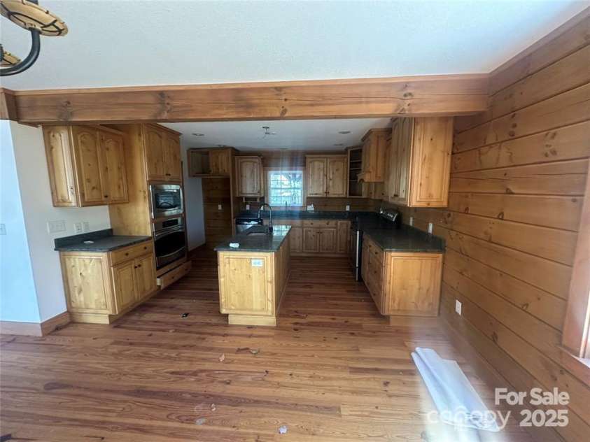 40 Boulder Lane, Hendersonville, NC 28792.  MLS# CAR4300331, YatesRealty ID 14594. 