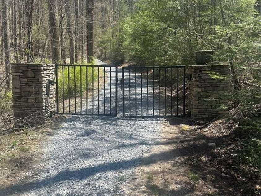 40 Boulder Lane, Hendersonville, NC 28792.  MLS# CAR4300331, YatesRealty ID 14594. 