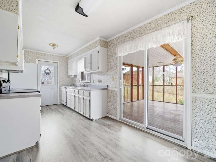 4709 Oakwood Circle, Gastonia, NC 28056.  MLS# CAR4343156, YatesRealty ID 14594. 