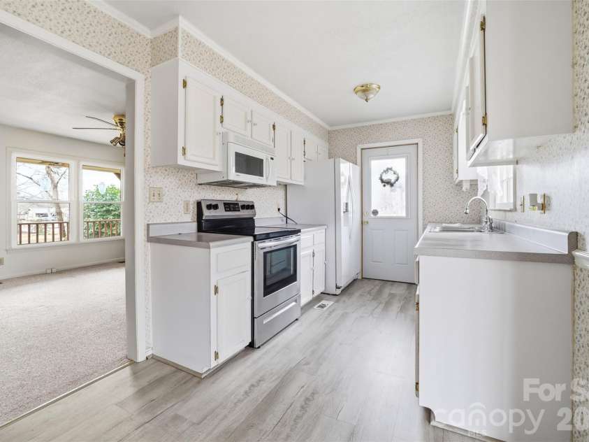 4709 Oakwood Circle, Gastonia, NC 28056.  MLS# CAR4343156, YatesRealty ID 14594. 