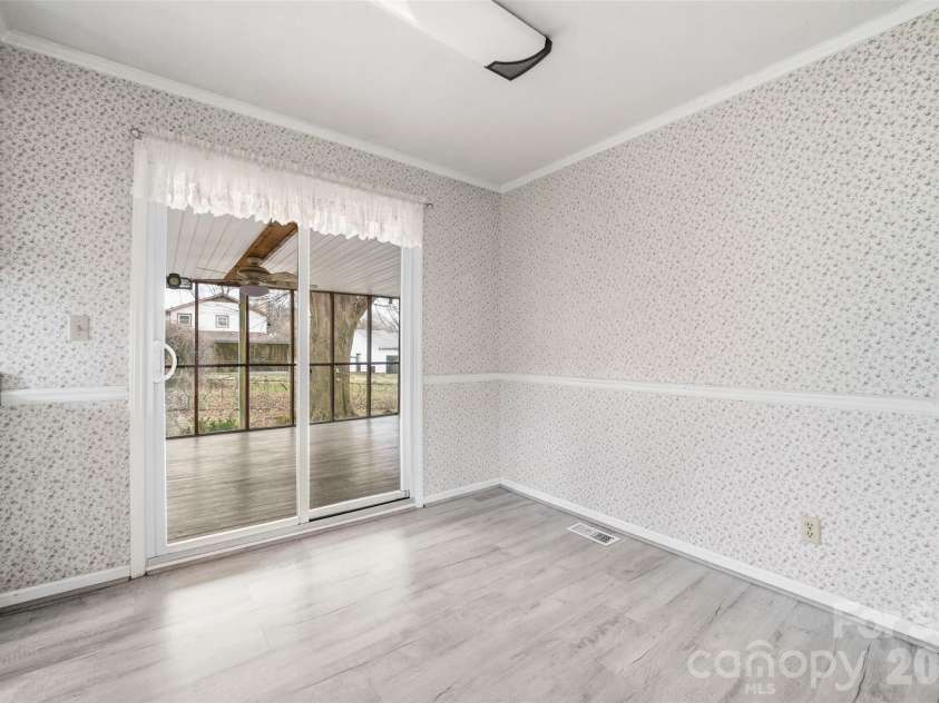 4709 Oakwood Circle, Gastonia, NC 28056.  MLS# CAR4343156, YatesRealty ID 14594. 