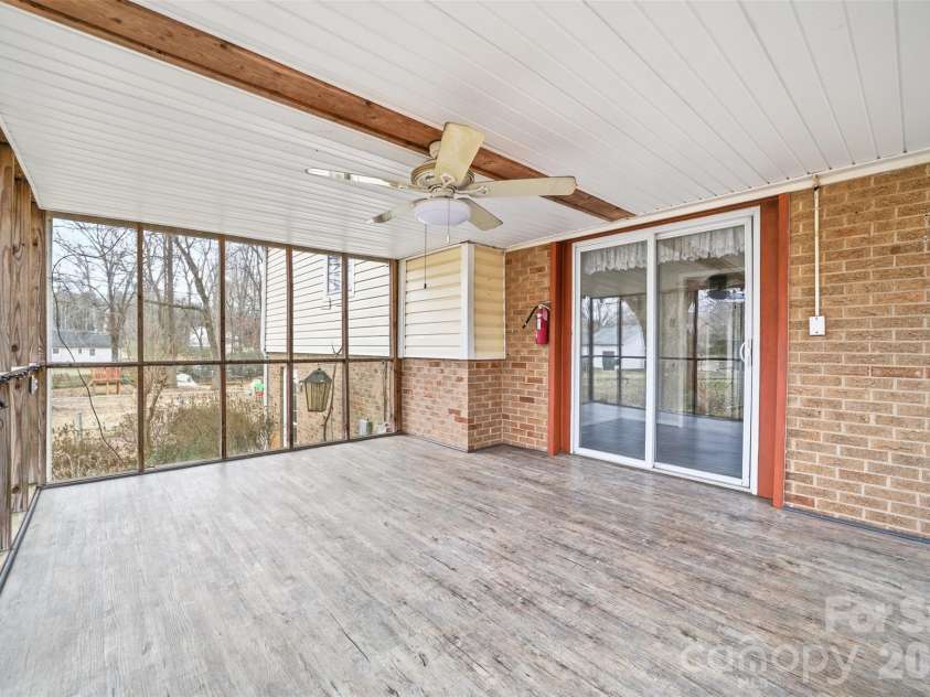 4709 Oakwood Circle, Gastonia, NC 28056.  MLS# CAR4343156, YatesRealty ID 14594. 