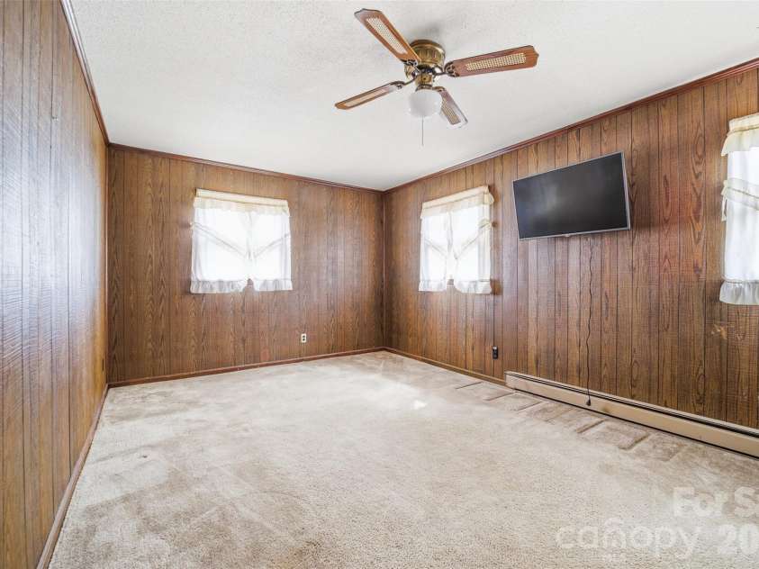 4709 Oakwood Circle, Gastonia, NC 28056.  MLS# CAR4343156, YatesRealty ID 14594. 