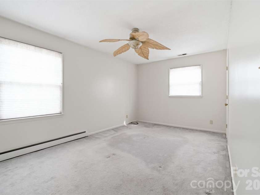 4709 Oakwood Circle, Gastonia, NC 28056.  MLS# CAR4343156, YatesRealty ID 14594. 