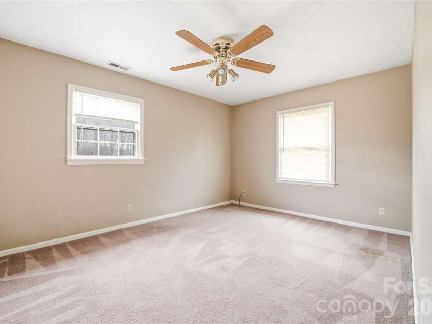 4709 Oakwood Circle, Gastonia, NC 28056.  MLS# CAR4343156, YatesRealty ID 14594. 