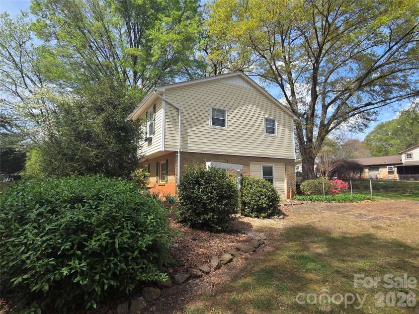 4709 Oakwood Circle, Gastonia, NC 28056.  MLS# CAR4343156, YatesRealty ID 14594. 
