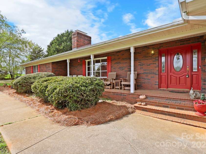 173 Chestnut Grove Road, Statesville, NC 28625.  MLS# CAR4244341, YatesRealty ID 14595. 