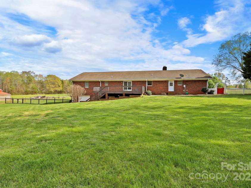 173 Chestnut Grove Road, Statesville, NC 28625.  MLS# CAR4244341, YatesRealty ID 14595. 