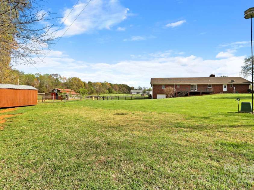 173 Chestnut Grove Road, Statesville, NC 28625.  MLS# CAR4244341, YatesRealty ID 14595. 