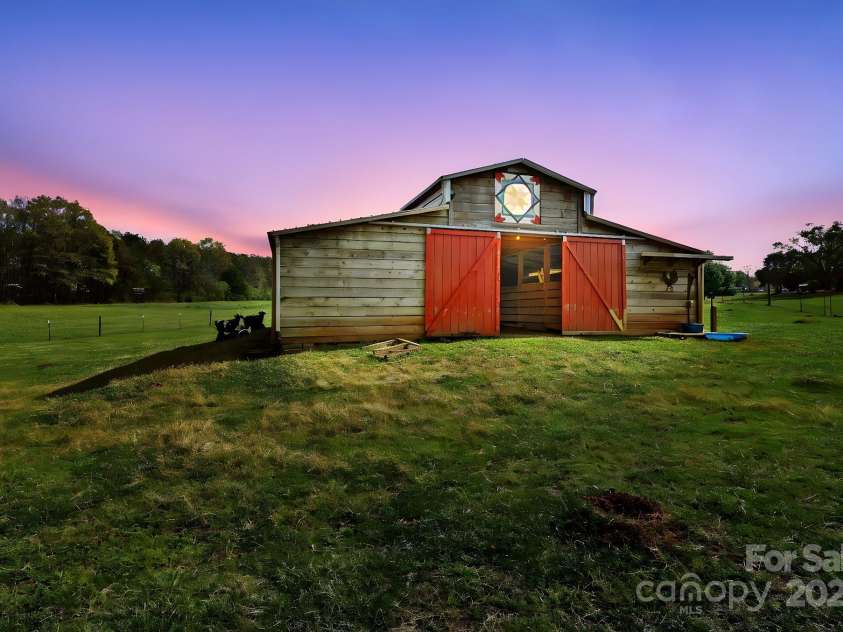 173 Chestnut Grove Road, Statesville, NC 28625.  MLS# CAR4244341, YatesRealty ID 14595. Barn