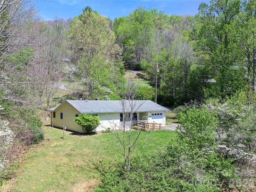 261 Shady Oak Road, Burnsville, NC 28714.  MLS# CAR4373735, YatesRealty ID 14595. 1-level ranch in a private setting.