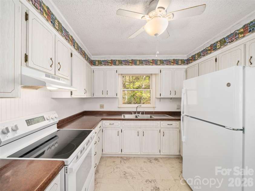 261 Shady Oak Road, Burnsville, NC 28714.  MLS# CAR4373735, YatesRealty ID 14595. Kitchen.