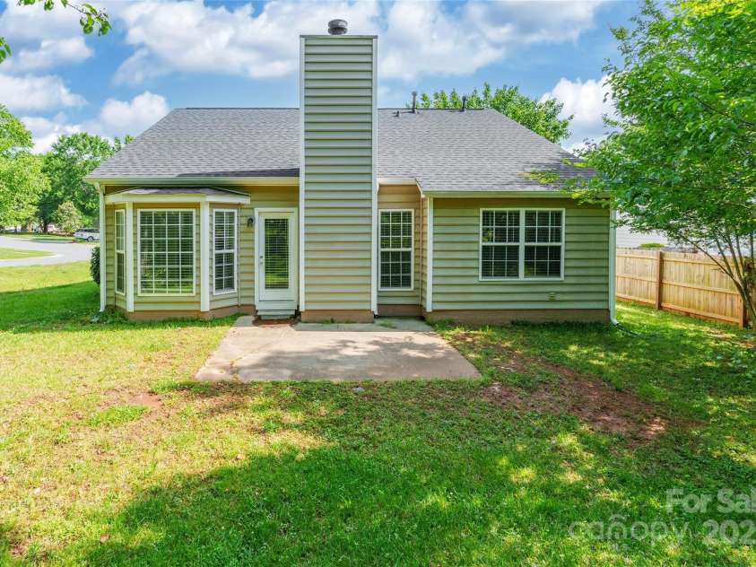 8339 Hornwood Court, Charlotte, NC 28215.  MLS# CAR4259440, YatesRealty ID 14596. 