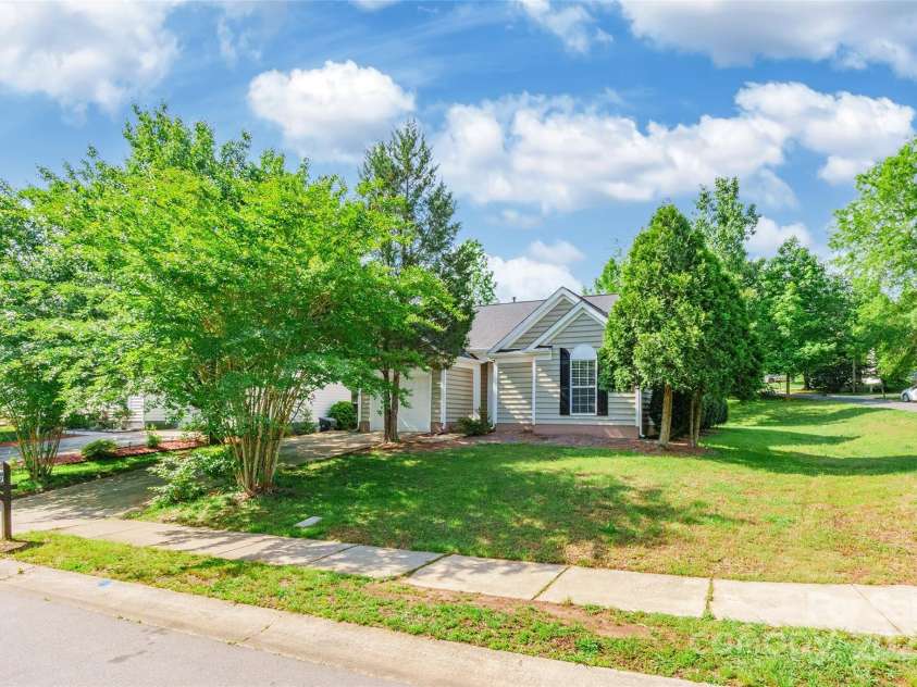 8339 Hornwood Court, Charlotte, NC 28215.  MLS# CAR4259440, YatesRealty ID 14596. 