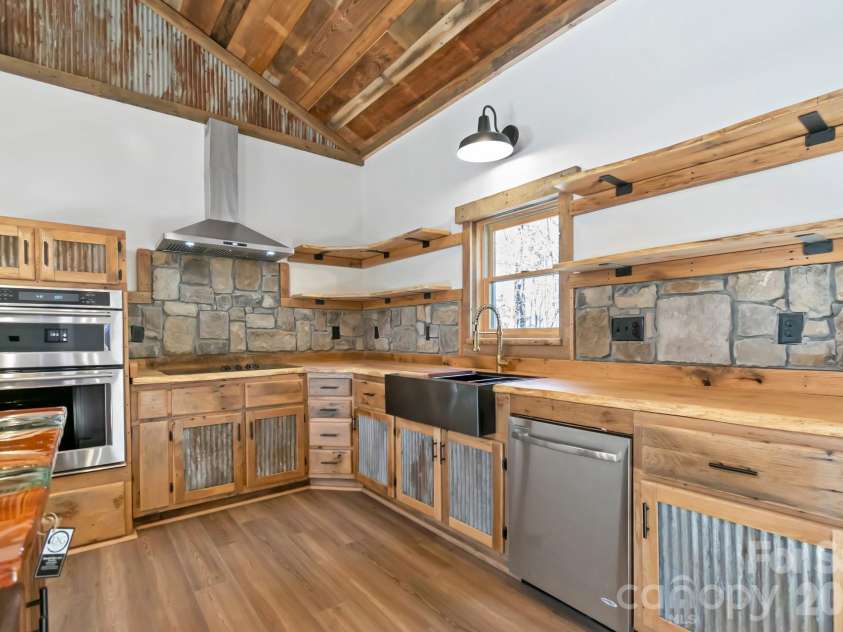 486 Hunter-Lysik Way, Laurel Springs, NC 28644.  MLS# CAR4325096, YatesRealty ID 14597. Plenty of Workspace