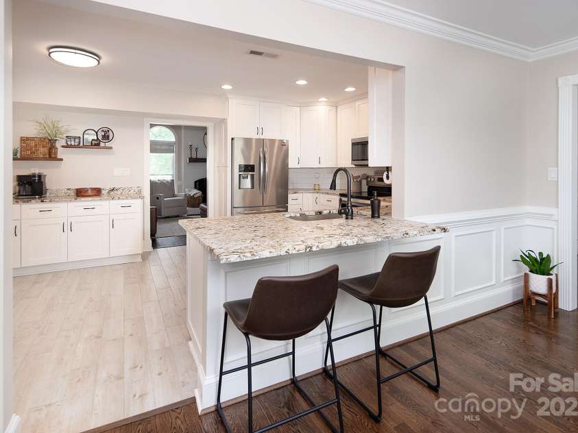 105 Chippewa Trail, China Grove, NC 28023.  MLS# CAR4255896, YatesRealty ID 14598. Kitchen Bar